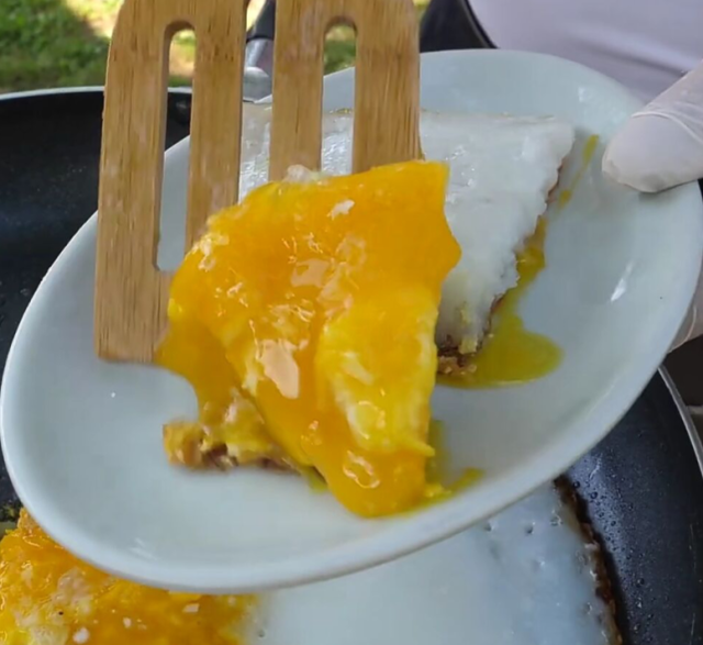 国外的鸵鸟蛋美食,煎一颗鸡蛋够四个人吃,老板还专门做成溏心的