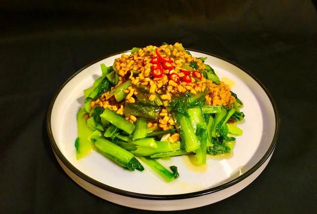 它含钙是白菜的3倍,瘦身者常吃,我一次买2斤这样炒,脆嫩不发黑