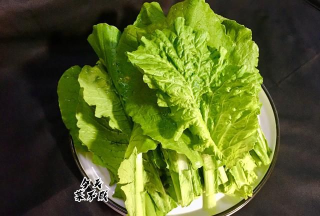 它含钙是白菜的3倍,瘦身者常吃,我一次买2斤这样炒,脆嫩不发黑