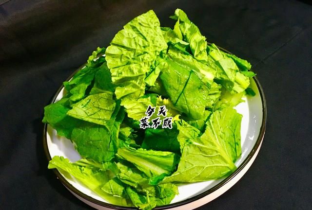 它含钙是白菜的3倍,瘦身者常吃,我一次买2斤这样炒,脆嫩不发黑