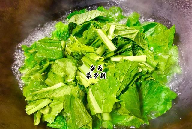 它含钙是白菜的3倍,瘦身者常吃,我一次买2斤这样炒,脆嫩不发黑