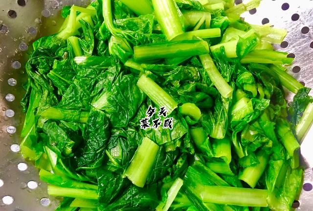 它含钙是白菜的3倍,瘦身者常吃,我一次买2斤这样炒,脆嫩不发黑