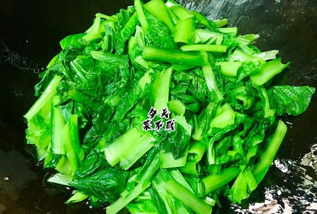 它含钙是白菜的3倍,瘦身者常吃,我一次买2斤这样炒,脆嫩不发黑