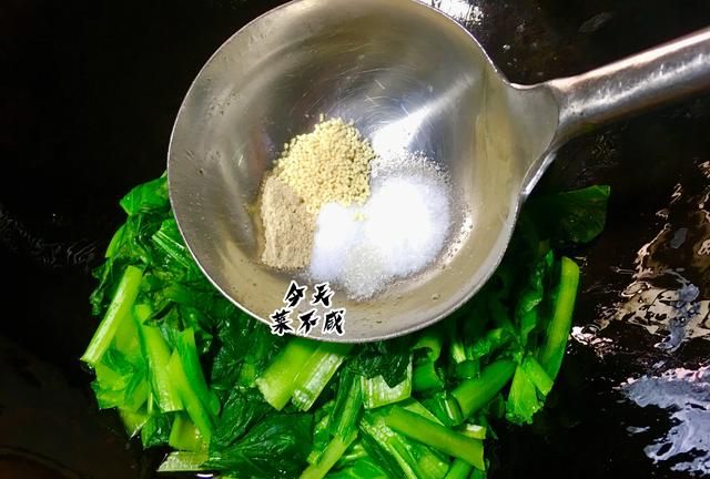 它含钙是白菜的3倍,瘦身者常吃,我一次买2斤这样炒,脆嫩不发黑