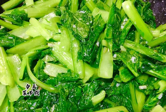 它含钙是白菜的3倍,瘦身者常吃,我一次买2斤这样炒,脆嫩不发黑
