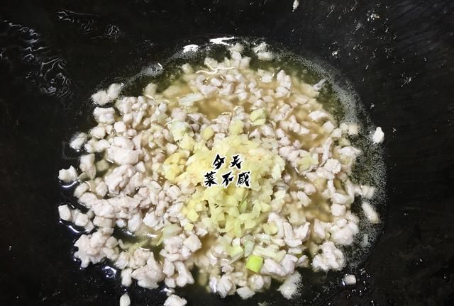它含钙是白菜的3倍,瘦身者常吃,我一次买2斤这样炒,脆嫩不发黑