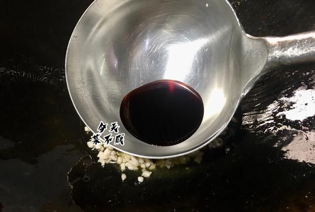 它含钙是白菜的3倍,瘦身者常吃,我一次买2斤这样炒,脆嫩不发黑