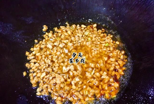 它含钙是白菜的3倍,瘦身者常吃,我一次买2斤这样炒,脆嫩不发黑
