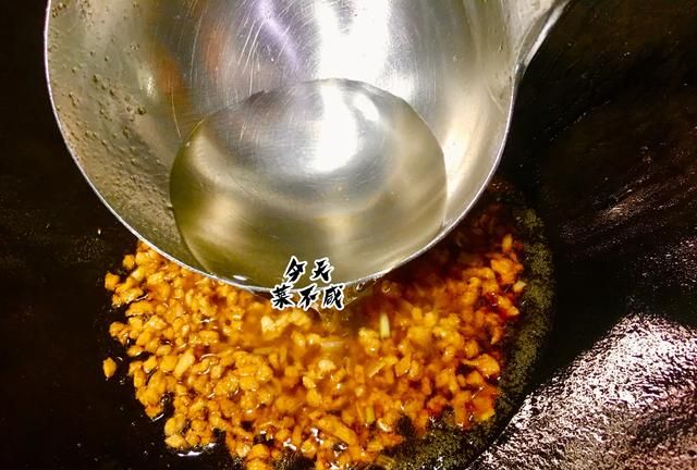 它含钙是白菜的3倍,瘦身者常吃,我一次买2斤这样炒,脆嫩不发黑
