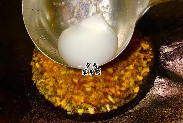 它含钙是白菜的3倍,瘦身者常吃,我一次买2斤这样炒,脆嫩不发黑