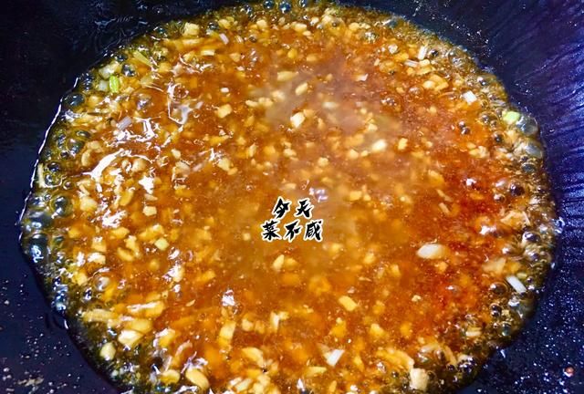 它含钙是白菜的3倍,瘦身者常吃,我一次买2斤这样炒,脆嫩不发黑