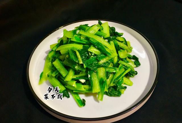它含钙是白菜的3倍,瘦身者常吃,我一次买2斤这样炒,脆嫩不发黑