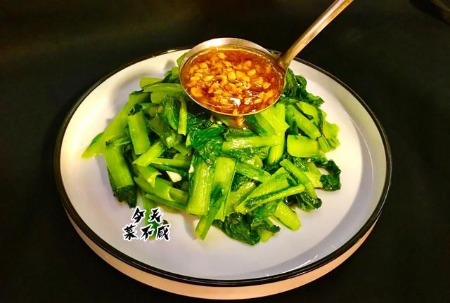 它含钙是白菜的3倍,瘦身者常吃,我一次买2斤这样炒,脆嫩不发黑