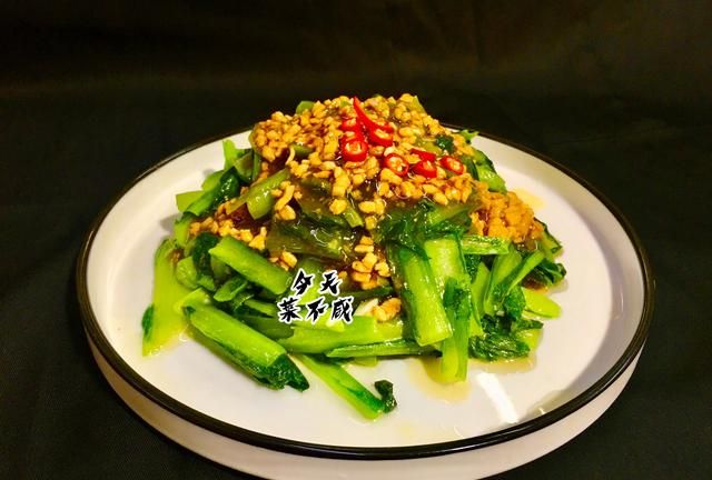 它含钙是白菜的3倍,瘦身者常吃,我一次买2斤这样炒,脆嫩不发黑