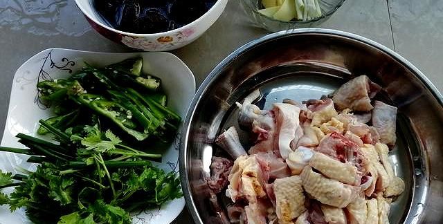 家常木耳炒鸡不放蒜不放水更好吃,嫩滑入味香气四溢,多吃一碗饭