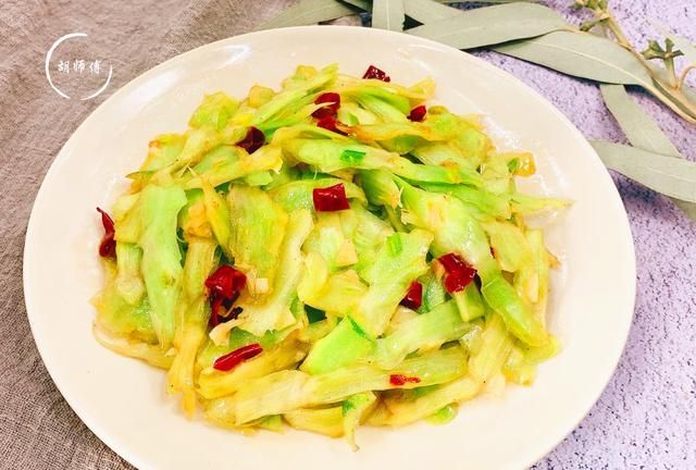 这蔬菜的皮,维C是梨子6倍,是苹果10倍,可惜很多人都当垃圾扔掉