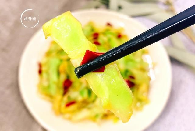 这蔬菜的皮,维C是梨子6倍,是苹果10倍,可惜很多人都当垃圾扔掉