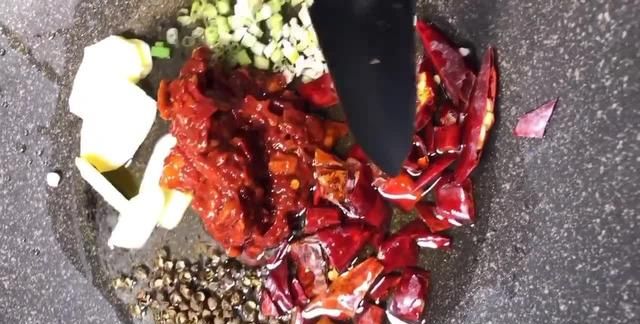 水煮鱼究竟该放什么调料才好吃?鱼肉麻辣鲜美滑嫩,丝毫不油腻!