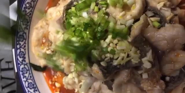 水煮鱼究竟该放什么调料才好吃?鱼肉麻辣鲜美滑嫩,丝毫不油腻!