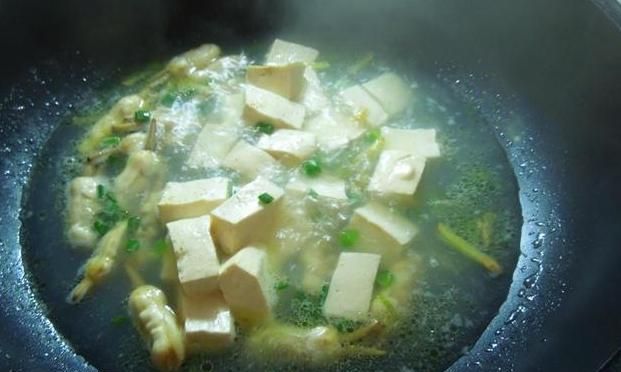 这碗汤不能错过,蛏子炖一下,清热解毒、汤汁浓郁、味道鲜美