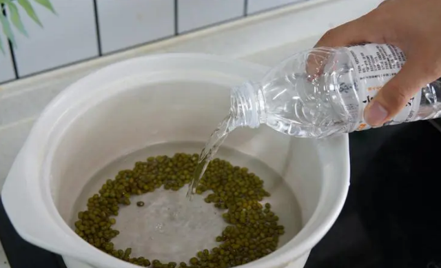 煮绿豆汤变红,原因有2点!教你1招,10分钟开花,软糯起沙不变色