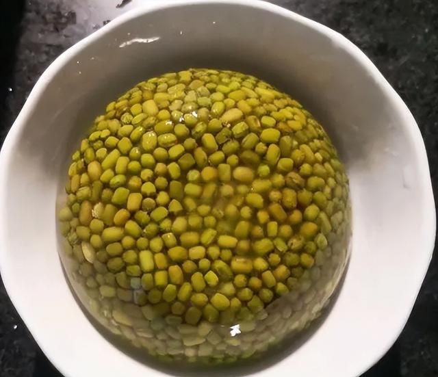 煮绿豆汤变红,原因有2点!教你1招,10分钟开花,软糯起沙不变色