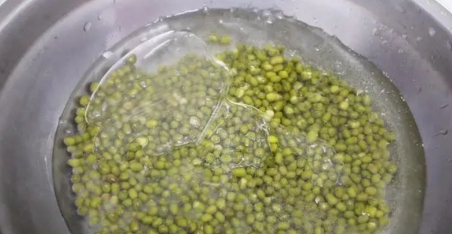 煮绿豆汤变红,原因有2点!教你1招,10分钟开花,软糯起沙不变色