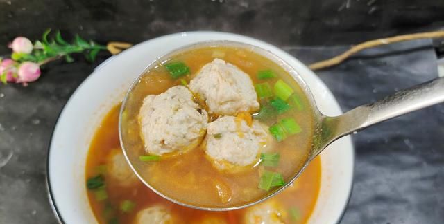 西红柿鸡肉丸子汤:吃它完胜牛羊肉!实惠又滋补,鲜嫩营养味道好