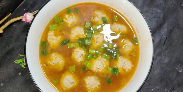 西红柿鸡肉丸子汤:吃它完胜牛羊肉!实惠又滋补,鲜嫩营养味道好