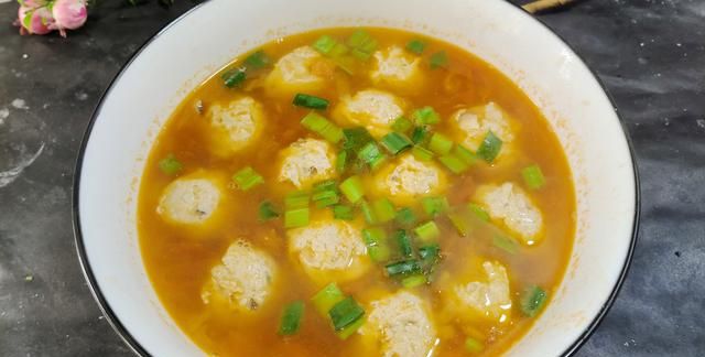 西红柿鸡肉丸子汤:吃它完胜牛羊肉!实惠又滋补,鲜嫩营养味道好