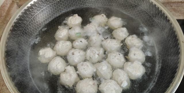 西红柿鸡肉丸子汤:吃它完胜牛羊肉!实惠又滋补,鲜嫩营养味道好