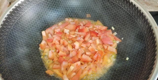 西红柿鸡肉丸子汤:吃它完胜牛羊肉!实惠又滋补,鲜嫩营养味道好
