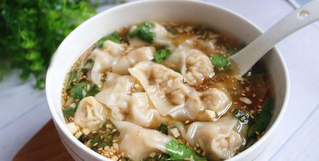 轻松几步学会馄饨包法,再也不用出去吃早点想吃自己做,味美热乎