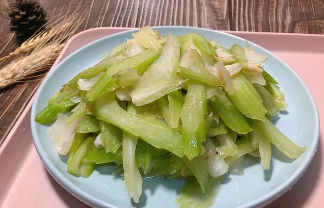 炒西芹时,到底要不要先焯水?大厨:你做错了,难怪做出来不好吃