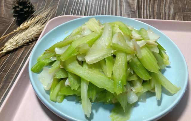 炒西芹时,到底要不要先焯水?大厨:你做错了,难怪做出来不好吃