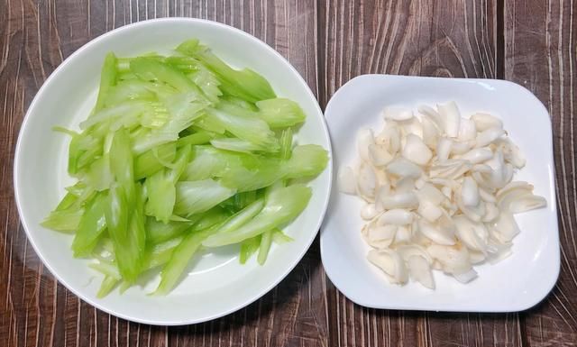 炒西芹时,到底要不要先焯水?大厨:你做错了,难怪做出来不好吃