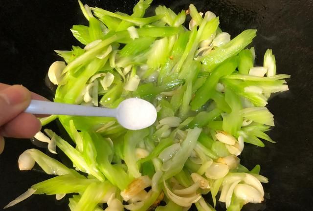 炒西芹时,到底要不要先焯水?大厨:你做错了,难怪做出来不好吃