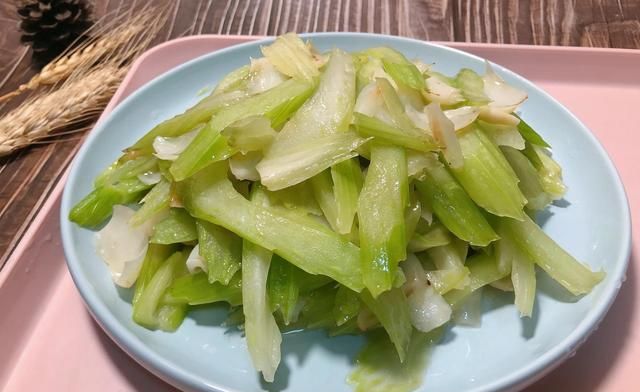 炒西芹时,到底要不要先焯水?大厨:你做错了,难怪做出来不好吃