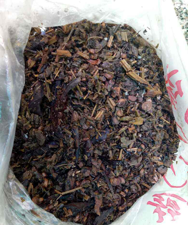 水里兑点柠檬汁,直接灌土里,花叶长得都旺盛