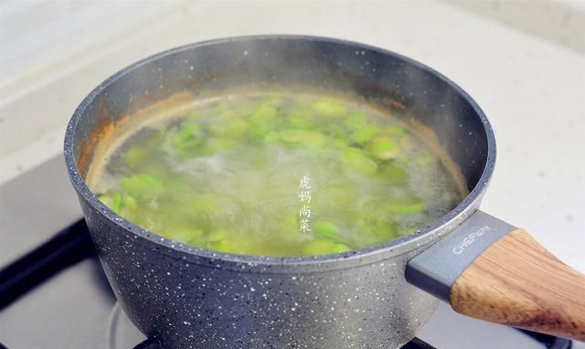 蚕豆正值青春期,简单煮一煮,绵软又清香,孩子连汤多吃猛窜个