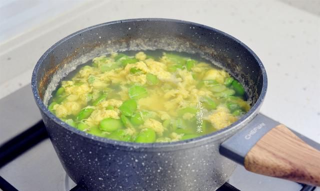 蚕豆正值青春期,简单煮一煮,绵软又清香,孩子连汤多吃猛窜个