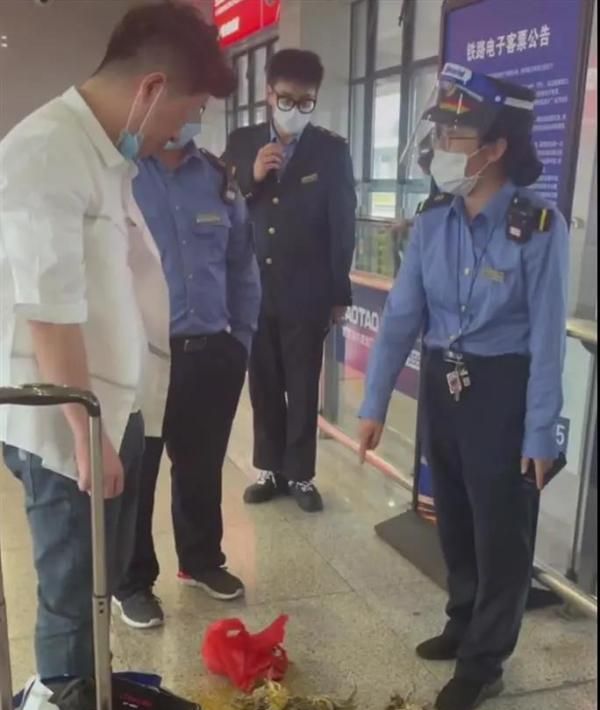 活螃蟹真的不能上高铁?12306的客服小姐姐这样回答