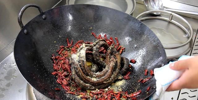 厨师长教你干煸盘龙鳝的正宗做法,色香味俱全,地道豫菜值得收藏