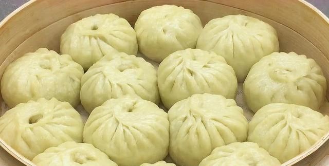 蒸包子容易“死面”怎么办?面案师教你一招,包子松软好吃不塌陷